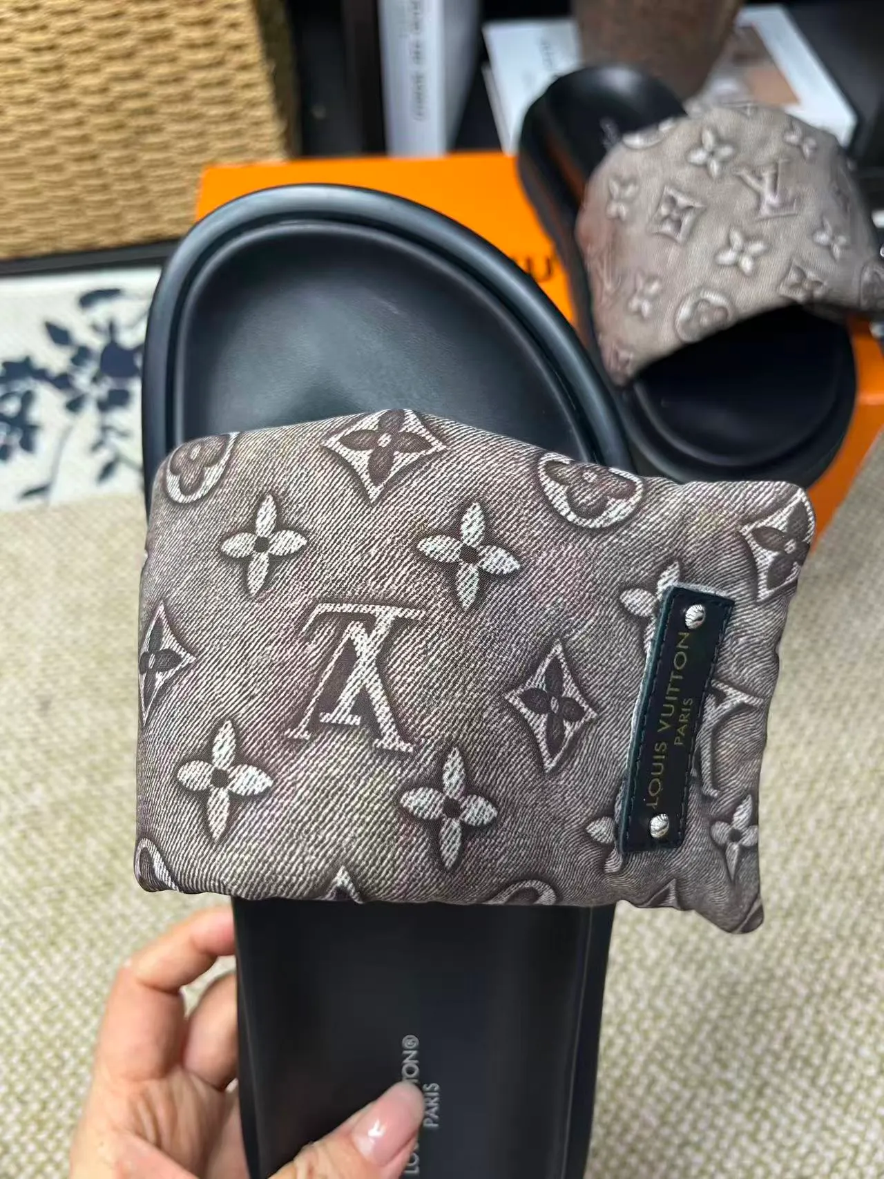P340 [New Style] [LOUIS VUITTON] Louis Vuitton, LV printing, men's and women's slippers are now on the market, packed in drawer boxes with cloth bags and cards, the upper pattern looks very soft and waxy, and is a super versatile leg slimming tool. Fabric: imported denim/canvas/old fabric, LV hardware LOGO, official website pattern printing, comfortable to wear, feet: high-elastic PU water table. Sole: foam sole, heel height: about 5cm. Code number: 35-46, 35, 45, 46 are custom-made and non-returnable. Color: multiple colors and styles available.